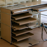 Bureau de maquillage modulaire minimaliste style H&W, taille et couleur personnalisables, structure en acier inoxydable chromé, table de maquillage, salle à manger, salon