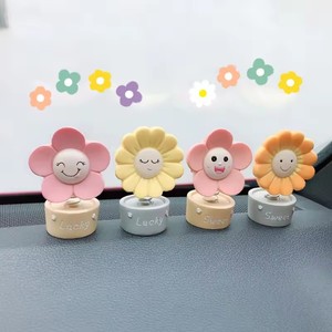 Ornement de voiture en résine Tournesol à tête oscillante, design mignon de haute qualité pour décoration intérieure de voiture et de table, jouet cadeau - Product Image 1