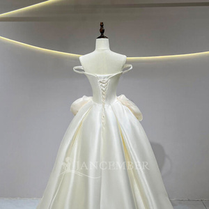 Vestido de Novia Clásico JFH38 en Satén Color Marfil, Corte en A, con Flor 3D Extra Grande - Product Image 4