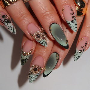 Ongles press-on de luxe en forme d'amande avec rayures léopard et zèbre, strass et breloques métalliques - Product Image 2