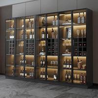Cave à vin sur mesure de grande capacité, avec portes en verre. Convient pour les étagères à vin et les présentoirs à vin dans le salon