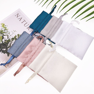 Sacs d'emballage cadeau en satin de soie en gros pour perruques, mèches et extensions capillaires – Pochettes en soie douce avec logo personnalisé - Product Image 4