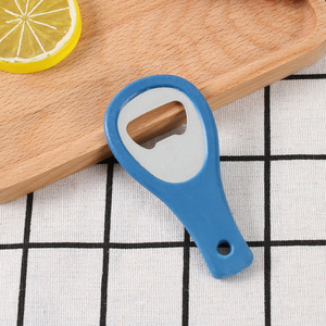 Ouvre-bouteille en plastique incurvé, sur mesure avec impression de logo pour usage promotionnel - Product Image 1