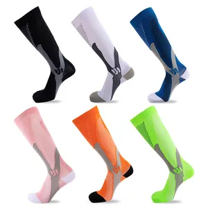 Futebol de algodão da moda em estoque com logotipo personalizado meias esportivas longas até o joelho padrão