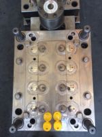 Molde de tapa abatible para botella de vidrio, con motor de desatornillado para tornillo hermético