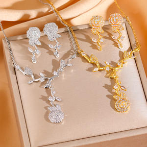 Regalo de San Valentín para tu novia: nuevos pendientes de rosas inspirados en el jardín de Monet y un conjunto de collar de camelias etéreas - Product Image 1