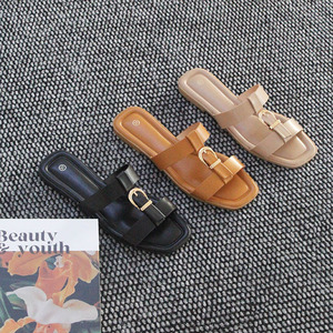 Sandales plates pour femmes à bout carré avec bride à boucle, à enfiler, décontractées, pour l'été, prêtes à être expédiées, en stock - Product Image 1