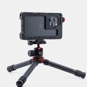 Trépied en aluminium personnalisable avec accessoires de tête fluide assortis pour poignées de caméra Beast - Product Image 1