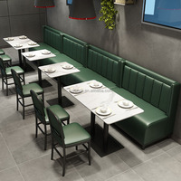 Mobilier de restaurant personnalisable, banquette en cuir vert, ensemble table et chaise