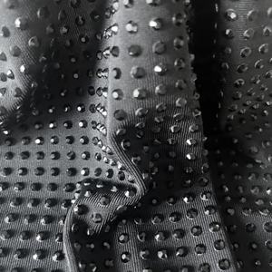 Taladro caliente <span class=keywords><strong>de</strong></span> cristal <span class=keywords><strong>de</strong></span> diamantes <span class=keywords><strong>de</strong></span> imitación negro clásico <span class=keywords><strong>pegado</strong></span> al <span class=keywords><strong>vestido</strong></span> <span class=keywords><strong>de</strong></span> <span class=keywords><strong>moda</strong></span> tela <span class=keywords><strong>de</strong></span> LICRA elástica personalizada - Product Image 4