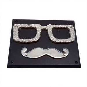 Moustached y gafas inteligentes objeto decorativo para el hogar y la Oficina 2024 último estilo Metal acento artículo de regalo decorativo - Product Image 1
