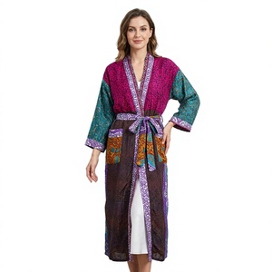 Vente en gros de robes de kimono en soie élégantes printemps-été, robe de chambre bohème hippie à fleurs cousue à la main, robe de chambre unisexe, vêtements de nuit pour femmes, séchage rapide - Product Image 1