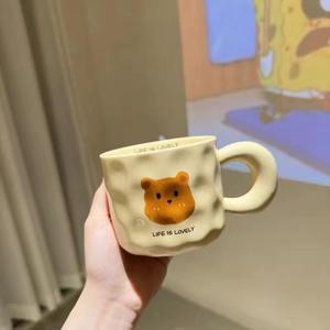 Tazza in Ceramica a Forma di Orso Giallo Latte con Logo Personalizzato, Coperchio e Cucchiaio, Design Cartoon per Caffetterie, Regalo Carino per Coppie - Product Image 5