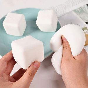 Balle anti-stress carrée en PU, cube, jouet sensoriel unisexe pour adultes et enfants de 5 à 7 ans - Product Image 4