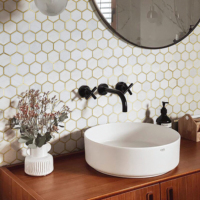 Nouvelles dalles hexagonales en laiton incrusté de marbre blanc avec mosaïque en acier inoxydable doré brossé