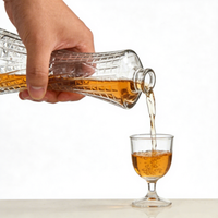 Bouteille de whisky, brandy, rhum ou vin en verre vide, élégante et tendance, avec bouchon en forme de T