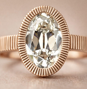 Bague ovale en diamant de laboratoire – Monture vintage, bande en or de 2 carats avec taille Old Mine - Product Image 1