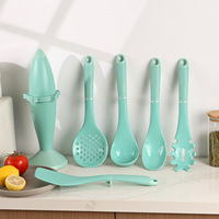 Ensemble de 6 ustensiles de cuisine en silicone intégrés à suspendre, rose crème, avec support vertical peu encombrant, spatule et cuillère antiadhésives