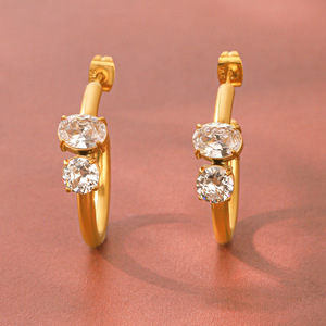 Boucles d'oreilles en forme de C en acier inoxydable plaqué or 18 carats, serties de zircon scintillant, bijoux de mode pour femmes - Product Image 1