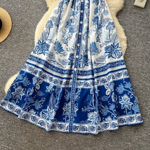 Robe d'été de qualité supérieure, style luxe léger bleu et blanc, col en V, sans manches, imprimé porcelaine - Product Image 3