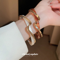 Bracelet ouvert minimaliste de luxe inspiré d'Instagram, finition métallique, bijoux sophistiqués aux tons frais et tendance