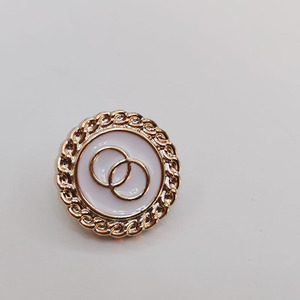 Boutons ronds en résine, directement de l'usine, avec logo personnalisé à double anneau et émail pour accessoires vestimentaires - Product Image 4