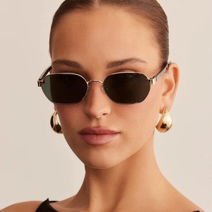 แว่นกันแดดแฟชั่นทรงเหลี่ยมสำหรับผู้หญิง ADE WU STY9662A ป้องกันรังสียูวี กรอบโลหะสีทอง ดีไซน์ย้อนยุค รับทำโลโก้ แว่นกันแดดสีน้ำตาล - Product Image 1