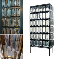 Carreau de verre à motif de cristal Blocs de briques de verre à bande de forme spéciale transparente à faible teneur en fer avec trou pour cloison d'écran