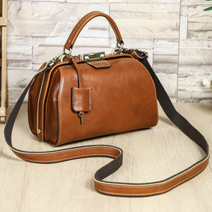 กระเป๋าถือหนังแท้กันขโมยสำหรับผู้หญิง รุ่นวินเทจทรงหมอ พร้อมจี้หนังตกแต่ง กระเป๋าทรงแข็งคุณภาพสูง - Product Image 1