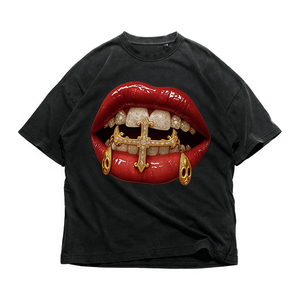 T-shirt Oversize Unisex Streetwear Vintage con Grafica Labbra e Croce Gold Grillz - Maglietta Audace con Arte Labiale - Product Image 2