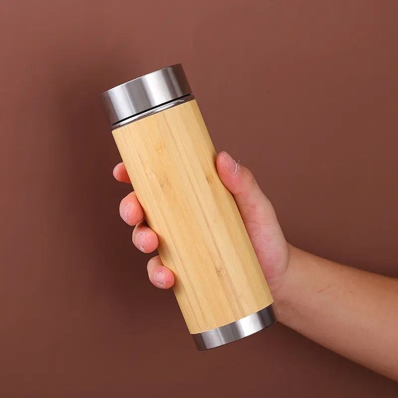 Botella de agua aislada de bambú respetuosa con el medio ambiente personalizada, aspiradora directa de acero inoxidable de doble pared con capacidad de 0,5 l