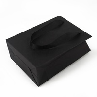 Sac fourre-tout en carton noir mat avec logo personnalisé en or à chaud pour l'emballage de vêtements de luxe, de cosmétiques, de cadeaux, d'achats en gros