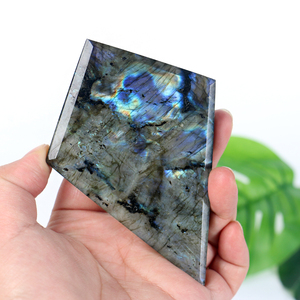 Tranches de cristal de labradorite rhombique sculptées, pierres naturelles de guérison pour la décoration intérieure - Product Image 3