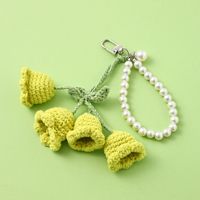 Porte-clés fait main au crochet Lys des Valles, breloque de sac tricotée en forme de fleur clochette, sangle de poignet en fausses perles, pendentif floral pour sac