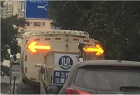 Feux stroboscopiques à double flèche LED jaunes étanches IP56 en aluminium et plastique avec alimentation solaire/CC 20W Durée de vie de 7 à 10 ans