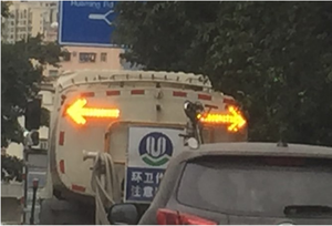 Luce Stroboscopica a Doppia Freccia LED Gialla Impermeabile IP56 in Alluminio e Plastica con Alimentazione <span class=keywords><strong>Solare</strong></span>/DC 20W Durata 7-10 Anni - Product Image 4