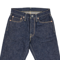 Jeans coupés et cousus en denim brut japonais vintage, coupe droite, taille haute, avec points de chaînette dorés et rivets en cuivre