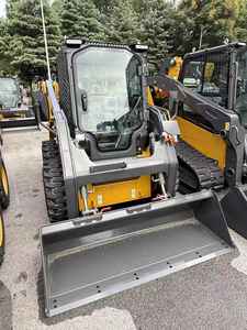 Nouvelle mini-chargeuse sur pneus Xc7-Sr07, conception compacte pour une utilisation agricole, travail dans des espaces restreints, avec une forte capacité de levage de la benne et un mouvement stable - Product Image 2