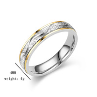 Bague Solitaire Ronde en Acier Inoxydable Bicolore avec Incrustation de Strass CZ et Bande Ondulée 4mm – En Stock – Bague Tendance pour Femme