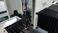 Découpeuse laser fibre CNC Raycus 3015 1000W à refroidissement par eau, avec Cypcut AI, aspect bleu et blanc, équipement industriel de découpe de plaques métalliques