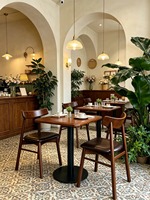 Table ronde vintage en bois massif pour deux personnes avec pieds en fer forgé et chaises en cuir PU pour cafés, bars et hôtels