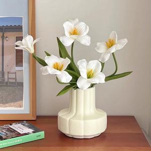 Arrangement de fleurs de tulipes artificielles dans un vase blanc, décoration moderne pour la maison, accessoire de mariage, léger, fait à la main pour le salon - Product Image 4