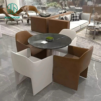 Ensemble de meubles de café moderne, restaurant, canapé en tissu gris clair, tables basses rondes et fauteuils gris