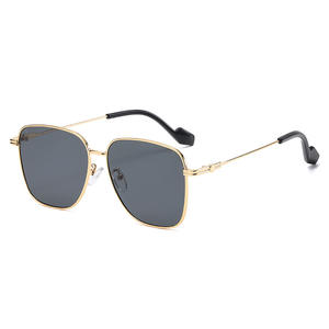 Gafas de sol cuadradas Qianai para mujer, montura dorada, lentes degradados grises, protección UV400, diseño irregular G5-77886 - Product Image 2