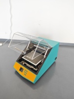 Incubateur-agitateur de paillasse réfrigéré YSANQ TYC-ZL-80L-AC / 4-60 ℃   Armoire de chauffage et de refroidissement orbitale à agitation / ±0.1 ℃   Précision de température/20-300 tr/min