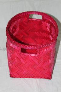 Cubo de almacenamiento de bambú tejido redondo rosa vibrante con asas recortadas Elegante y práctico armario Organización de escritorio Hecho en Vietnam - Product Image 4