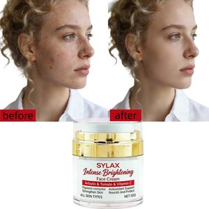 Crème Visage Éclaircissante Bio à la Vitamine C de Notre Marque, Hydratant Éclaircissant à la Busserole et à la <span class=keywords><strong>Tomate</strong></span> pour un Teint Uniforme - Product Image 1