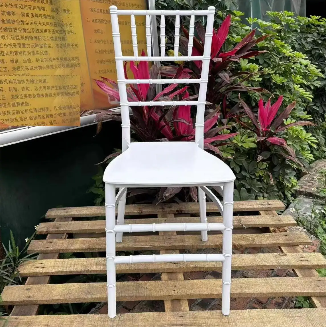 Chaise Chivari moderne en plastique PP de l'usine de Foshan pour les fêtes de mariage en plein air