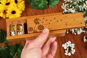 ピルボックス7日間オーガナイザータンポポパフ木製ピルコンテナラッカー & オイル仕上げ木製ピルボックス7日間の太陽と月の日ボックス - Product Image 2