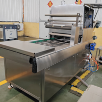 Machine de scellage automatique à grande vitesse pour barquettes, machine de scellage sous vide à l'azote, ligne de production d'emballage sous atmosphère modifiée |   Scelleuse de barquettes